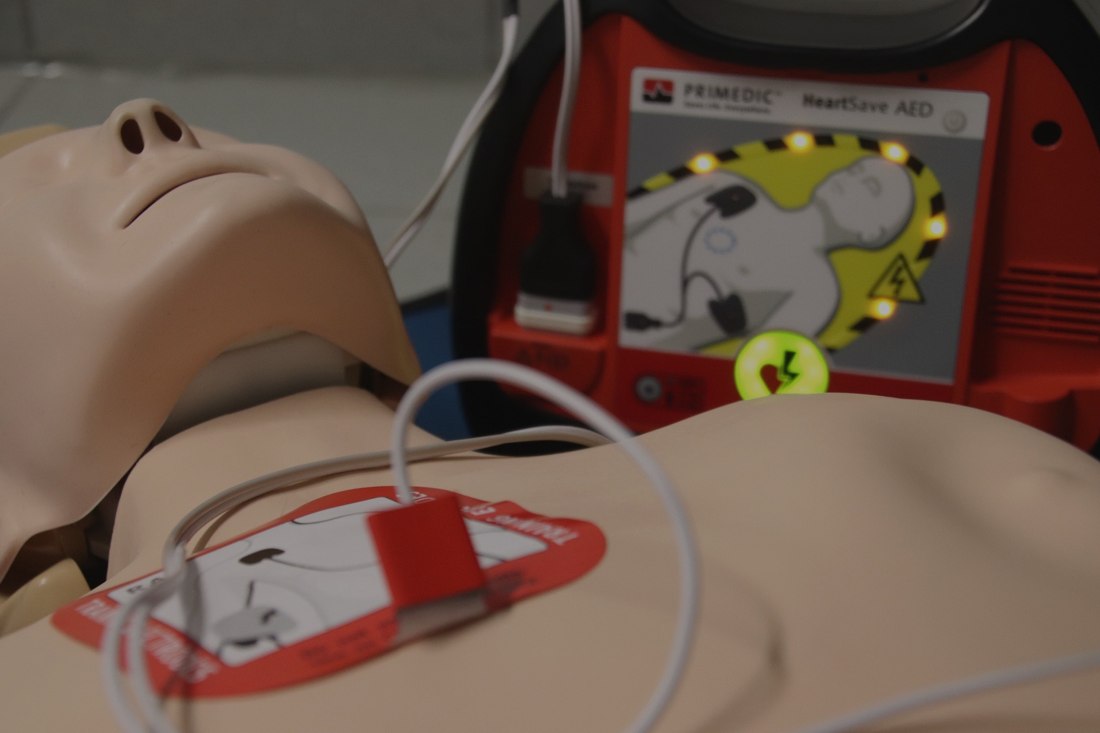 Treningsdukke og hjertestarter brukt i praktisk førstehjelpsopplæring.